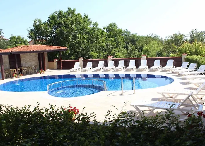 招待所 Complex Pika